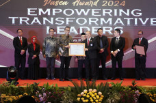 Dirut Bank Jatim Terima...