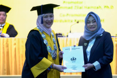 Anggota BPKH Raih Gelar...