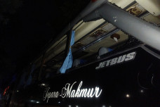 Dua Bus Rusak Akibat...