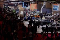 Industri Otomotif Terkapar,...