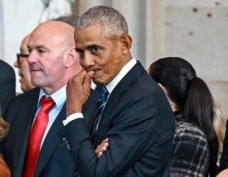 Barack Obama Terlihat...