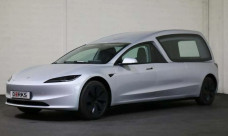 Tesla Model 3 Menjadi...