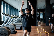 Konsisten Berlari, Gilang...