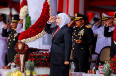 Gubernur Khofifah Pimpin...