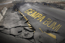 Gempa Bumi Menurut Islam...