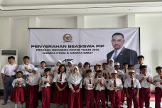 Sahroni Salurkan Program...