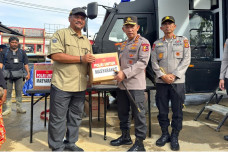 Tinjau Posko Pengungsian...
