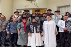 Agnez Mo Tampil Elegan...