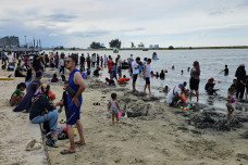 Membeludak! Pantai Ancol...