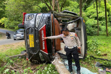 Mikrobus Wisatawan Masuk...