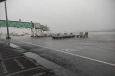12 Penerbangan di Bandara...
