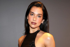 Dua Lipa Gugat Samsung...
