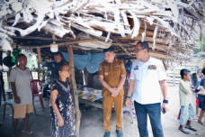 Tinjau Warga Perbatasan,...