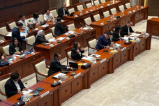 Komdigi Berencana Wajibkan...
