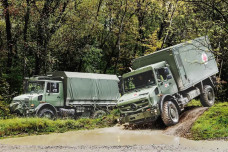 Perang Berkecamuk, Mercedes-Benz...