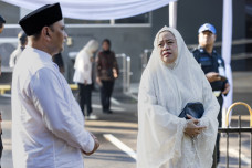 Salat di Masjid DPR,...