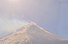 Gunung Merapi Luncurkan...