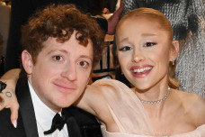 Ariana Grande dan Ethan...