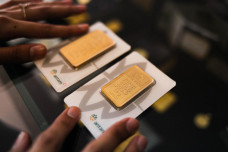Harga Emas Ambles Rp24...