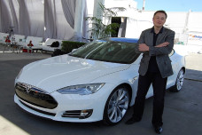 Elon Musk Triliuner...