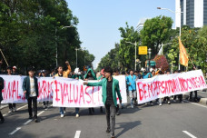 Gelar Unjuk Rasa di...