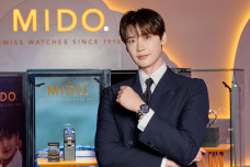 Gaya Maskulin Lee Jong...