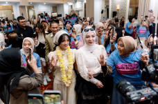 Gandeng Fuji, Bella...