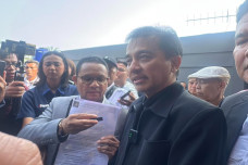 Gugat Polda Metro Jaya,...