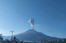 Gunung Lewotobi Laki-laki...