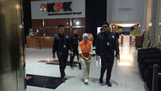 KPK Tahan Tersangka...