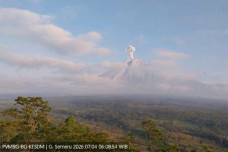 Gunung Semeru Erupsi...