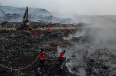 Kebakaran TPA Jatiwaringin...