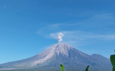 Gunung Semeru Erupsi...