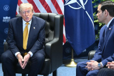 Trump Sebut Iran Sampah,...