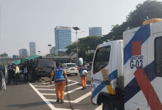Mobil Maung Tabrak Rambu...