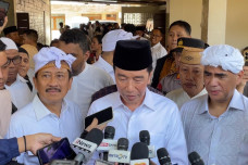 Melayat ke Rumah Duka,...
