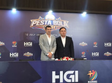 Luis Figo Ramaikan Pesta...