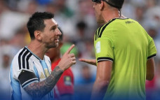 Messi Adu Mulut dengan...