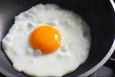Telur Ceplok atau Dadar,...