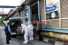 Tim Medis Jemput Penumpang...