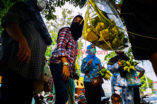 Penjual Kulit Ketupat...