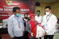 Mensos Serahkan Bantuan...