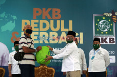 PKB Serahkan Bantuan...