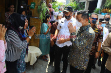 Mensos Serahkan Bantuan...