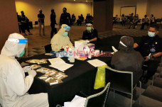 Ratusan Karyawan Central...