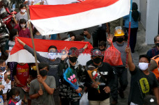Warga Surabaya Sambut...