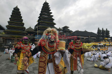 Upacara Persembahan...