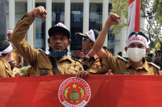 Ratusan Perangkat Desa...