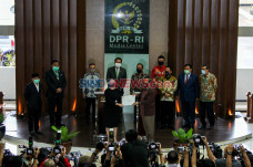 DPR Terima Surat Penundaan...