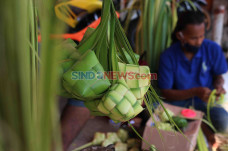 Pedagang Ketupat Raup...